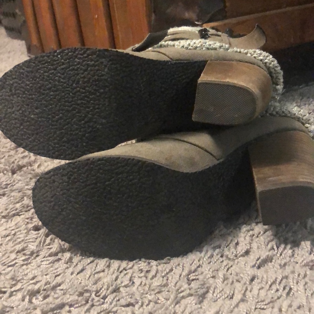Boots - Picture 4 of 5